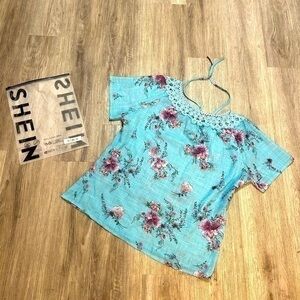 🛍️ 2/$12
Pretty floral short sleeve blouse top with crochet lace trim. Like new